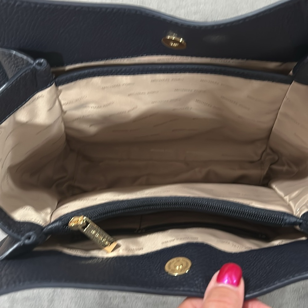 MICHAEL KORS NAVY SHOULDER BAG, CHAIN STRAPS. Excellent condition no wear - Picture 8 of 11